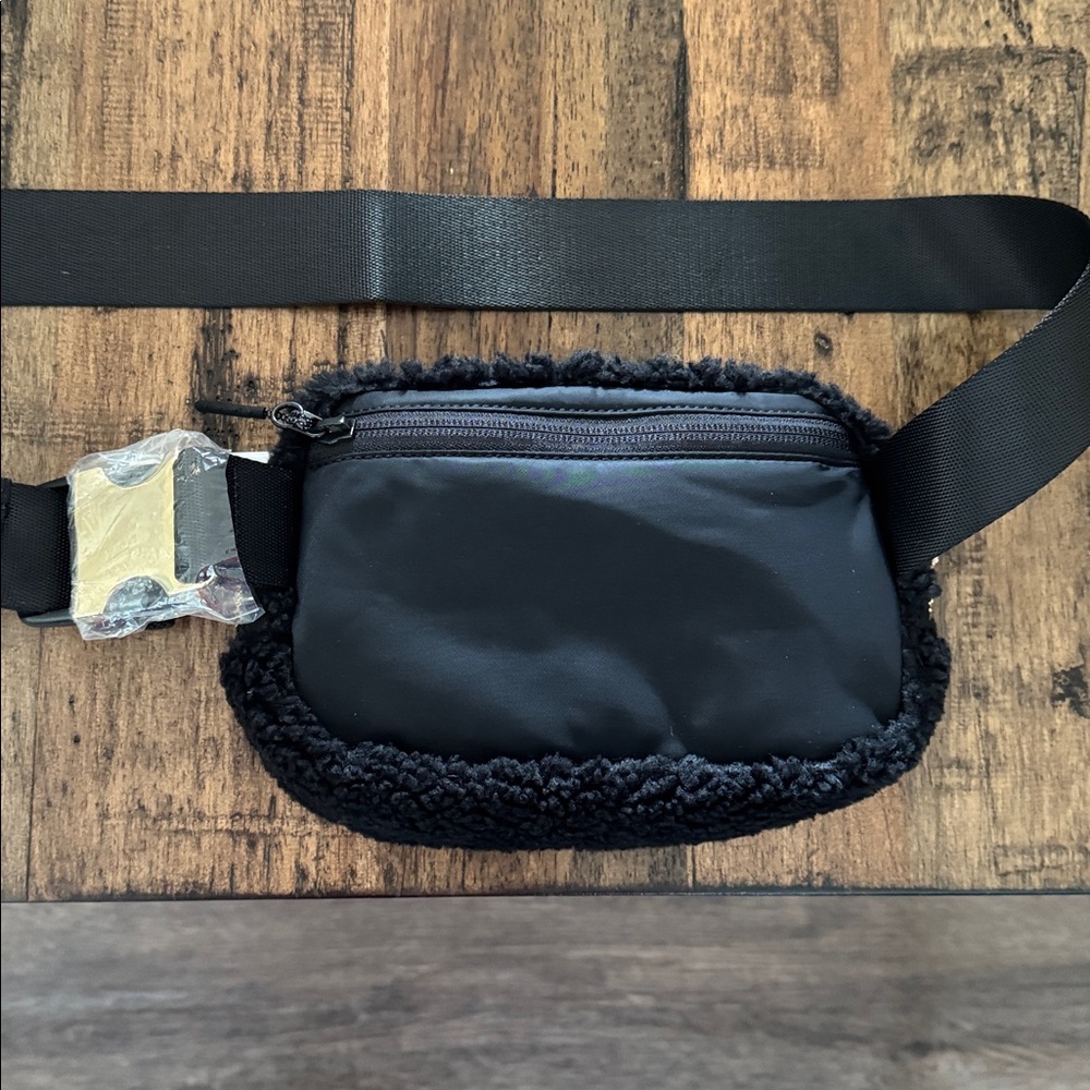 NEW Lululemon Everywhere Belt Bag Black Fleece 1L - Picture 16 of 16